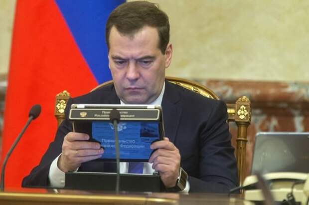 Медведев забанил Навального в инстаграме
