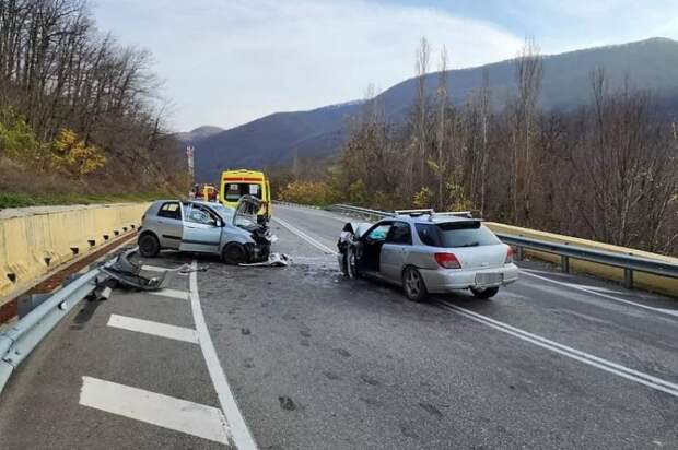 В Геленджике автоледи устроила серьезное ДТП: машины превратились в груду металла
