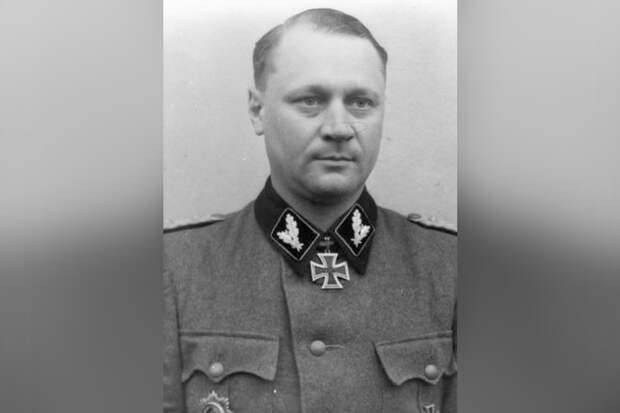 Исполняющий обязанности начальника оперативного отдела дивизии Йоахим Румор, уделявший много времени изучению украинского повстанческого движения. Исполняющий обязанности начальника оперативного отдела дивизии Йоахим Румор, уделявший много времени изучению украинского повстанческого движения.