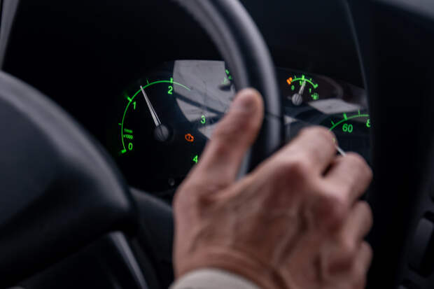 Водитель наехал на 8-летнего ребенка во дворе жилого дома в России