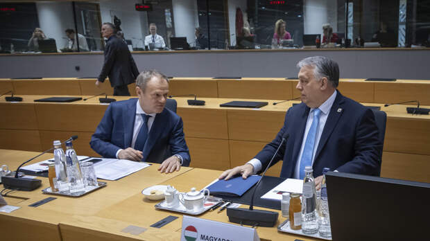 Орбан и Туск публично поспорили из-за финансирования Киева