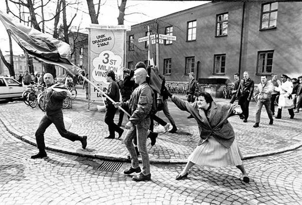 Данута Дэниелсон бьет неонациста своей сумочкой. Векшё, Швеция, 1985 год демонстрации, женщины, кадры, общество, протест, сильные женщины, сильные фотографии, фото