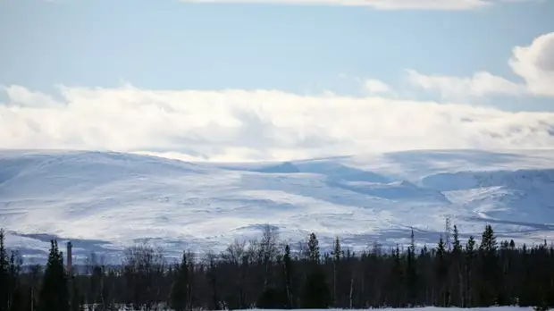 Детей с места схода лавины в Хибинах эвакуируют снегоходами