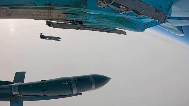 Су-34 сбросил авиабомбы с УМПК на позиции ВСУ в интересах ГрВ «Запад»