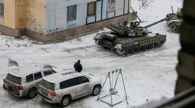 Знаменитое фото, на котором вы видите танк ВСУ находящийся на позиции, позади стоят представители миссии ОБСЕ. И именно в этот день пришла информация от миссии, что в Авдеевке нет танков и тяжелой техники.