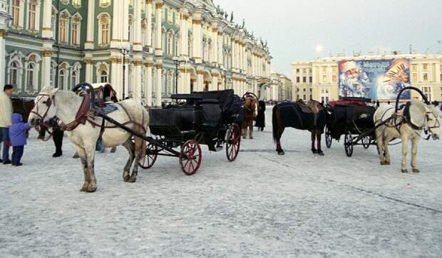 На Дворцовой площади в Петербурге развалилась карета