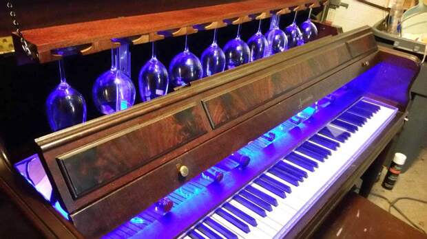 Парень превратил старое пианино в совершенно волшебный винный бар