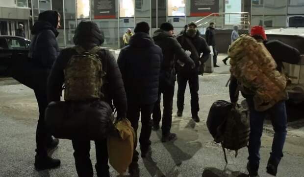 Новая группа бывших заключенных из ЧВК «Вагнер» вернулась домой с фронта