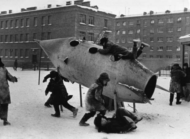 На детской площадке в Норильске, 1960–е годы, СССР история, фото