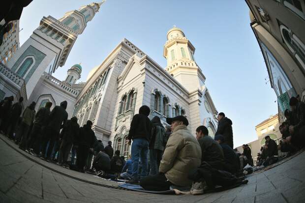 РИА Новости: тысячи верующих собрались на молитву Ураза-байрам в Москве