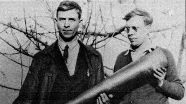 Изобретатели братья Даниэль Д. и Флойд С. Хунджерфорды реактивный автомобиль, реактивный двигатель