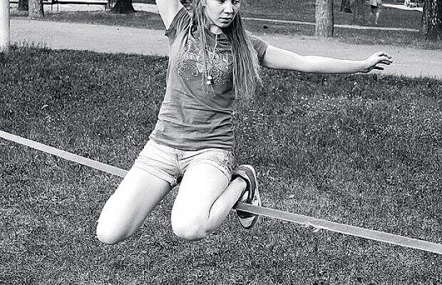 Саша Белоусова демонстрирует статические позиции: классический double drop knee («двойной сброс колена»), вариацию на тему drop knee (ее продолжение — касание стропы носом), и позу Будды