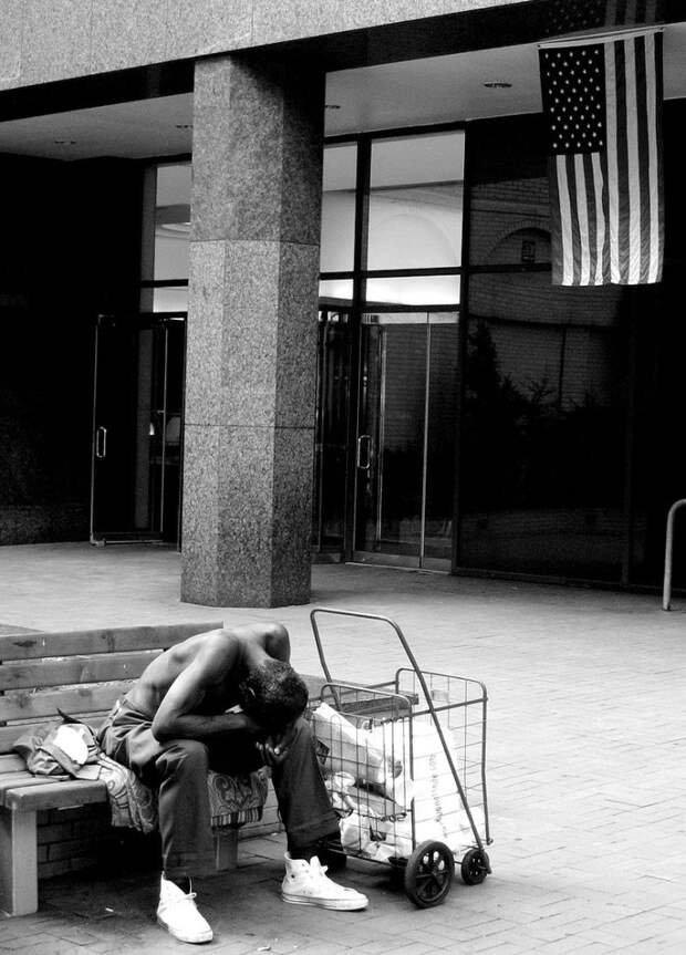 Нью-Йоркский бездомный у небоскрёба ООН