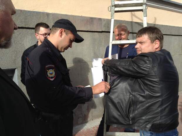 Полицейский проверяет документы Полицейский проверяет документы
