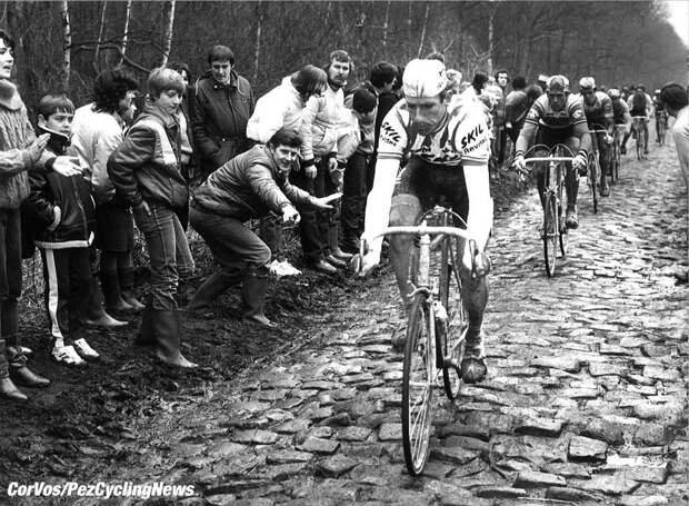 Hoogvliet - wielrennen - cycling - radsport - cyclisme -  Tour of Flandres - Paris - Rouboaix -  Sean Kelly would win the 1984 Paris-Roubaix, pictured here. The decisive move that would allow Kelly to win came with 45 kilometes to go. Kelly chased down Gregor Braun and Alain Bondue, who had both broken away earlier. Rudy Rogiers joined Kelly and they eventually shed Bondue and Braun. Once the duo entered the Roubaix velodrome, Kelly easily outsprinted Rogiers - foto Cor Vos ©2012