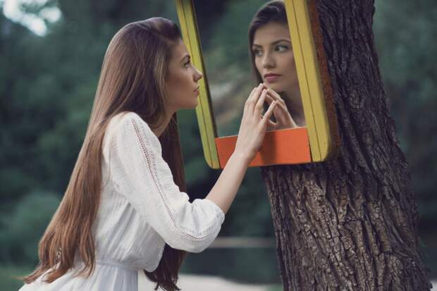 Девушка с зеркалом