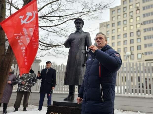 В Вологде торжественно открыли памятник Сталину