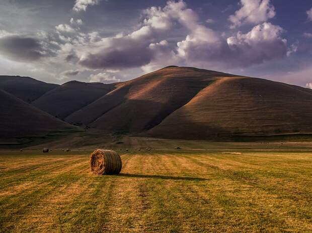 sibillini-hay-scene_95329_990x742