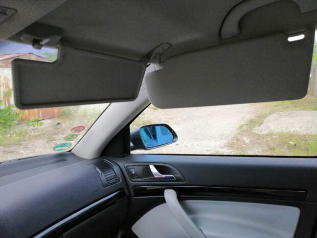 Второй козырек не для защиты от света. /Фото: drive2.com.