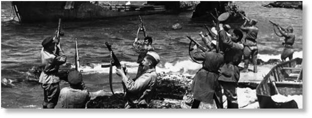 Советские солдаты празднуют освобождение Крыма. Архивное фото.