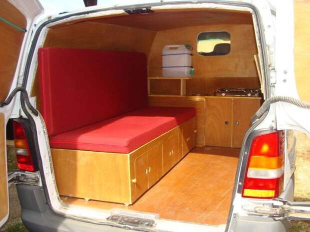 Фургон с маленькой комнаткой для отдыха, которую легко можно сделать своими руками без привлечения профессионалов. 