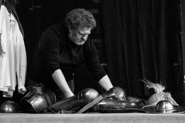 Дон Кихот по-новому: герои Сервантеса заговорили по-испански в русском театре 90-х