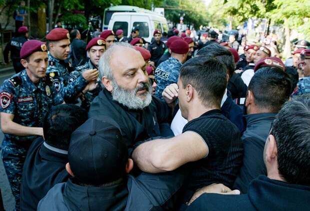 В Армении 27 мая возобновились демонстрации против действующей власти. Оппозиция требует отставки премьера Никола Пашиняна, на его должность претендует лидер протестов архиепископ Баграт Галстанян.-4