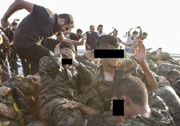 Вот как обошлись с солдатами, участвовавшими в государственном перевороте в Турции...