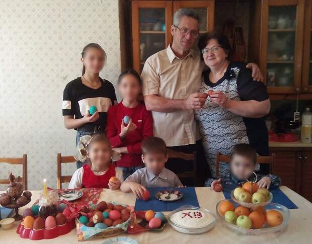 «Люблю маму и папу». Семья воспитала 23 ребёнка, оставаясь бомжами