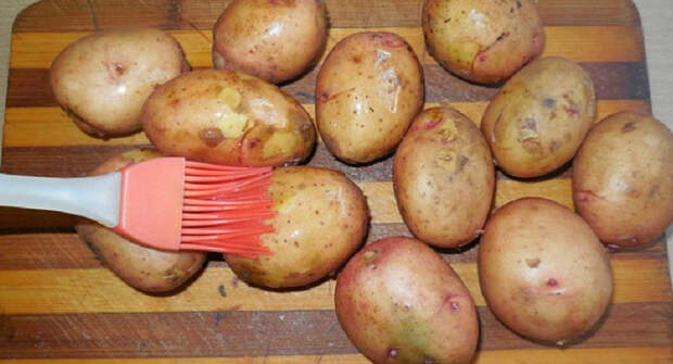 Как правильно запекать картошку целиком: такая мягкая и аппетитная, что можно есть прямо с кожурой!