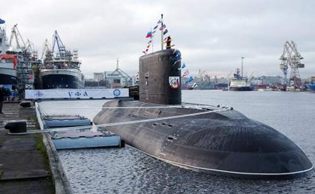 На фото: церемония подъема Андреевского флага и приема в состав ВМФ подводной лодки "Уфа" в Санкт-Петербурге