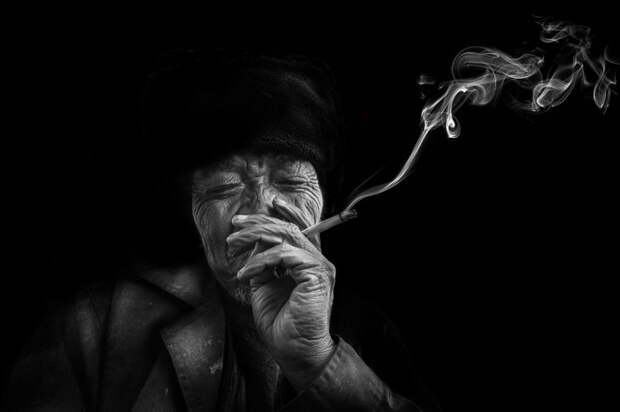 Курение сигареты, Китай. Автор: Leyla Emektar.