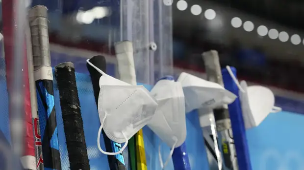 Российские хоккеисты прибыли в Пекин в защитных масках и экранах