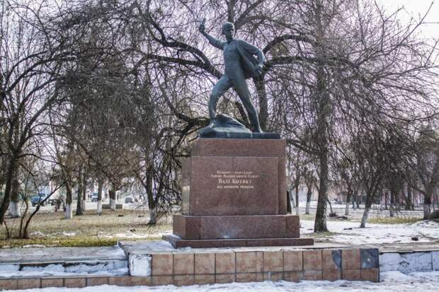 Памятник Вале Котику в парке Шепетовки