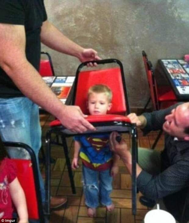 Внимание: костюм Супермена не дает возможности проходить сквозь стулья! безвыходное положение, дети, застрял, фото, юмор
