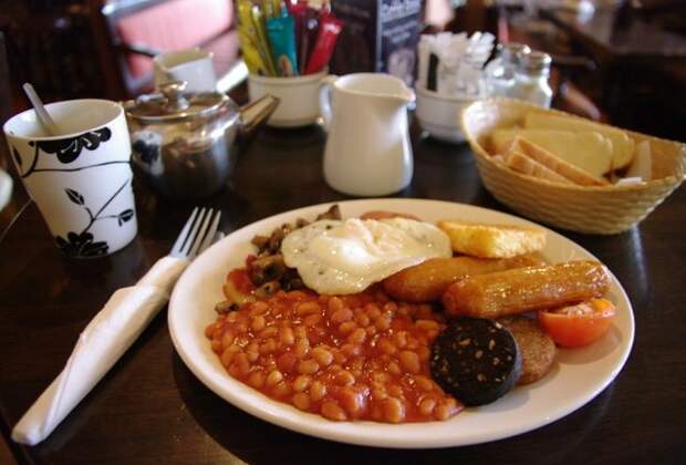bacon rashers, sausage, fried egg, white & black pudding, toast, fried tomato