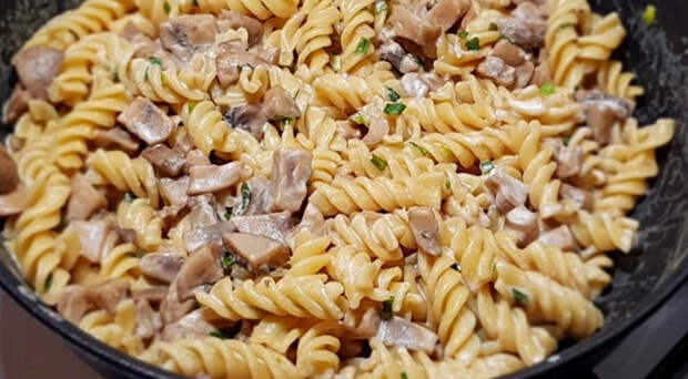 Целая сковорода вкусной еды: макароны с грибами и сметанным соусом...