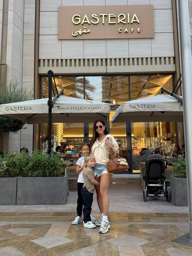 Нюша сбежала в Дубай: Зачем певица прячет лицо сына?