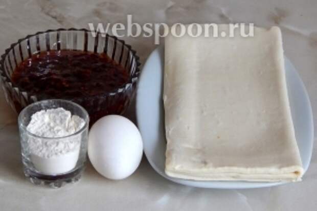 Набор продуктов для приготовления слоек минимален: готовое слоёно-дрожжевое тесто, густое варенье (малиновое), яйцо куриное (для смазывания) и мука пшеничная для раскатки теста.
