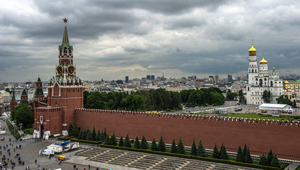 Вид на Спасскую башню и Колокольню Ивана Великого в Москве. Архивное фото Вид на Спасскую башню и Колокольню Ивана Великого в Москве. Архивное фото
