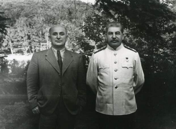 Лаврентий Павлович Берия и Иосиф Виссарионович Сталин. Фото из открытого доступа.