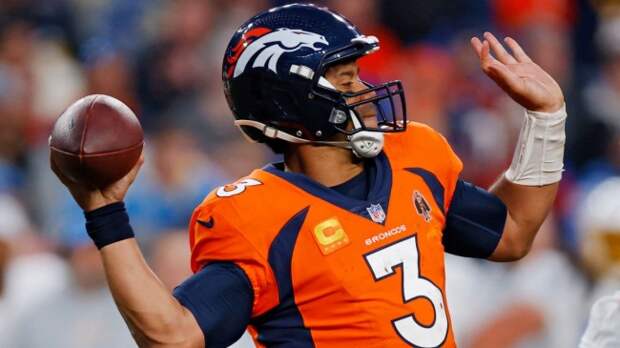 Denver Broncos QB Russell Wilson throwing