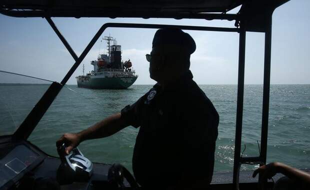 Малаккский пролив Нападений за год: 36 Два года назад, 23 апреля 2014 года, обнаглевшие пираты угнали нефтяной танкер прямо с территории Порт-Кланг, неподалеку от столицы Куала-Лумпур. Морская полиция отбила корабль, но не сумела спасти десятерых членов экипажа.