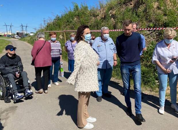 Татьяна Буцкая настаивает на ликвидации мусорных куч в Некрасовке / Фото: Анна Никитина
