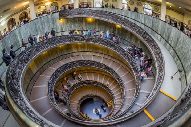 Лестницы в небо: самые необычные лестницы мира: [b]Спиральная лестница в музее Ватикана[/b]  Изысканная лестница в форме двойной спирали в музее Ватикана, создана Джузеппе Момо в 1932