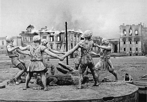 Знаменитое фото Эммануила Евзерихина. Фонтан «Детский хоровод» на площади у сталинградского вокзала, разрушенного во время налета 23 августа. 