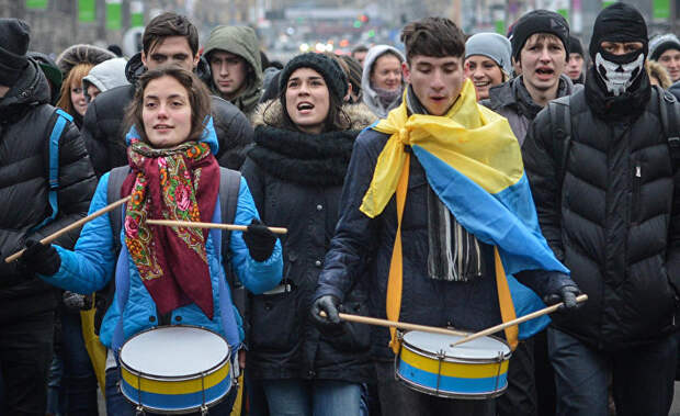 Участники акций за евроинтеграцию Украины во время шествия по Крещатику