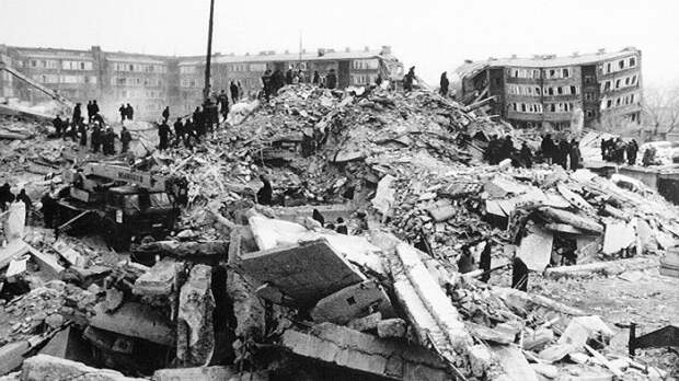 Поиски выживших под руинами. Армения. 1988 год./Фото: newizv.ru