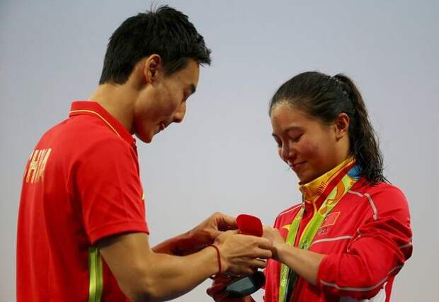 Китайский олимпиец сделал предложение коллеге по сборной во время церемонии награждения любовь, олимпиада, рио