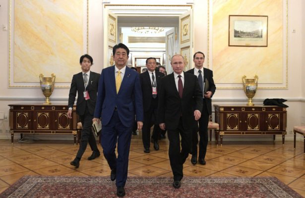 «А потом придется Выборг финнам отдать, и Калининград — немцам»: Абэ уехал из России без Курил